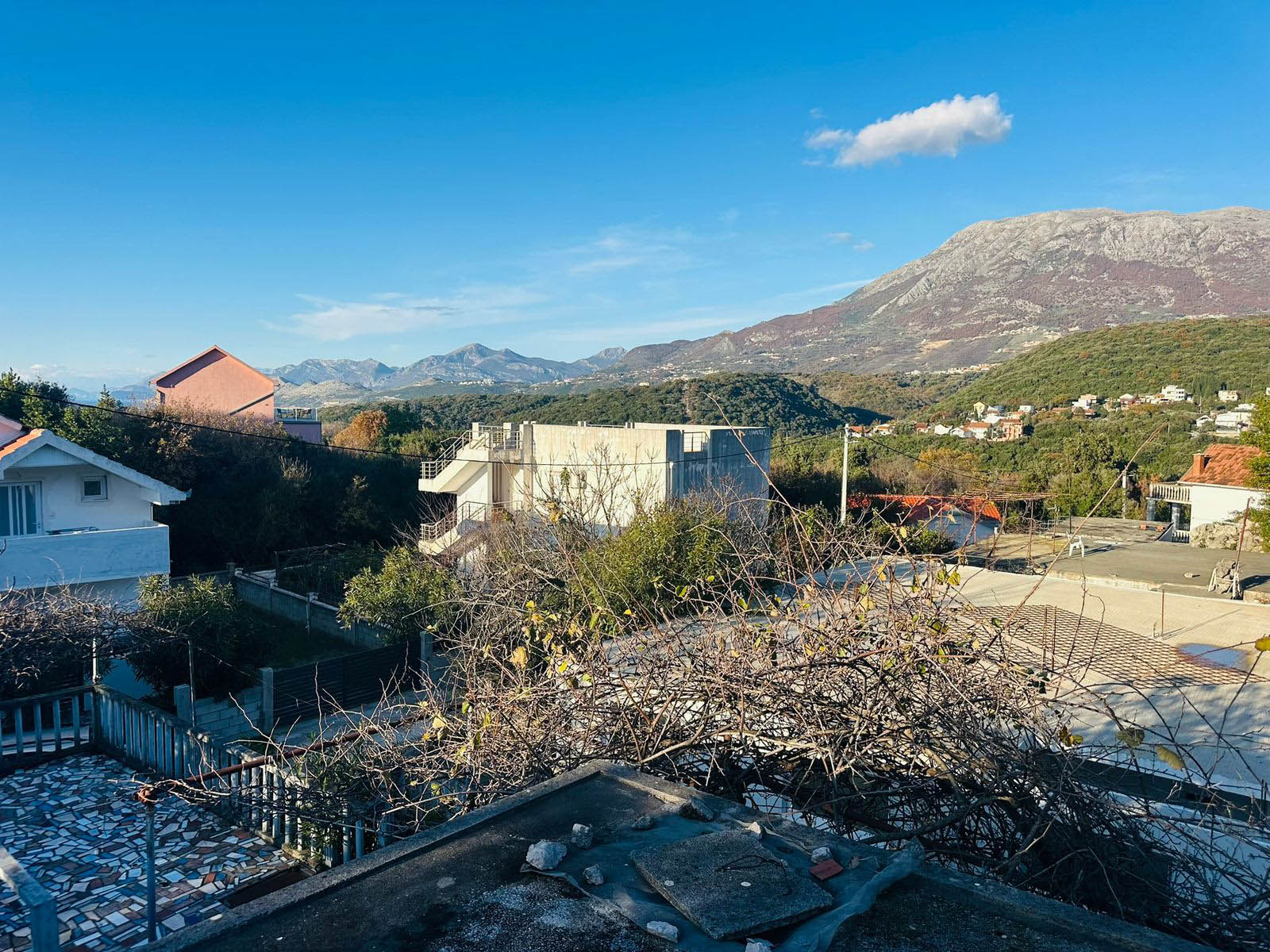 utjeha-house-for-sale-bar 2