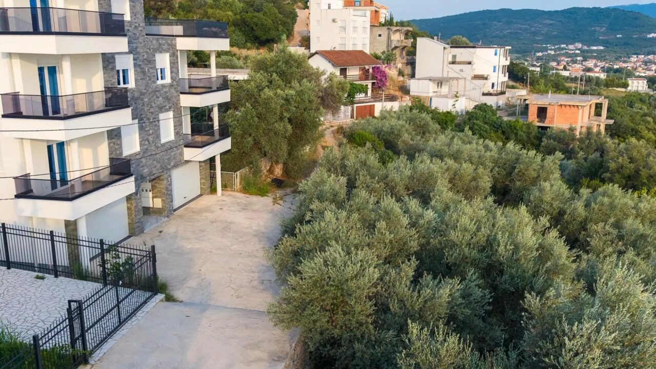 Ground-Floor House with Yard and Sea View among Olive Trees – Dobra Voda, Bar – SunHolidays Montenegro
