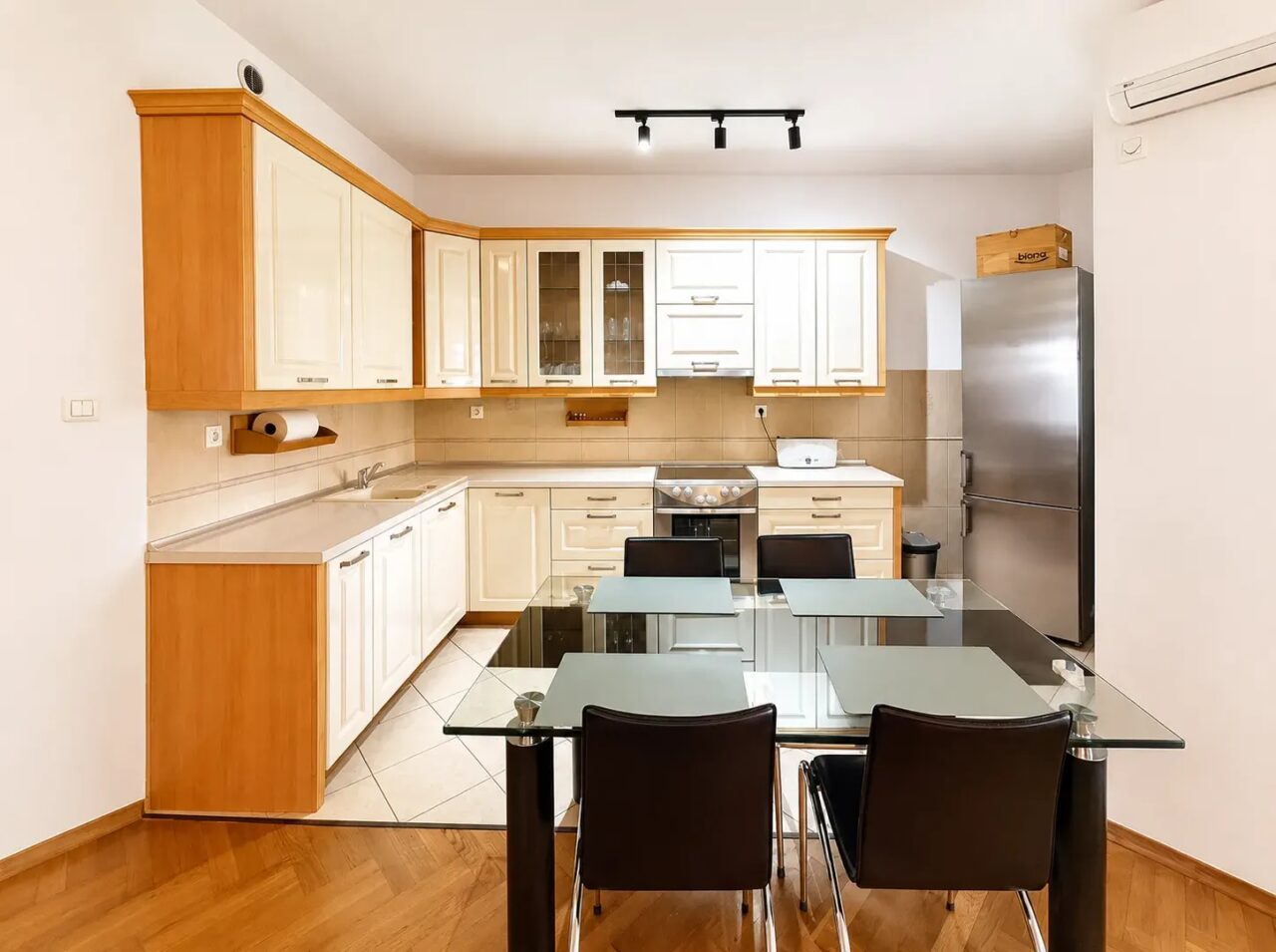 Luxury 85 m² Apartment with Panoramic Sea View, 350 m from the Sea – Bar Centre – SunHolidays Montenegro