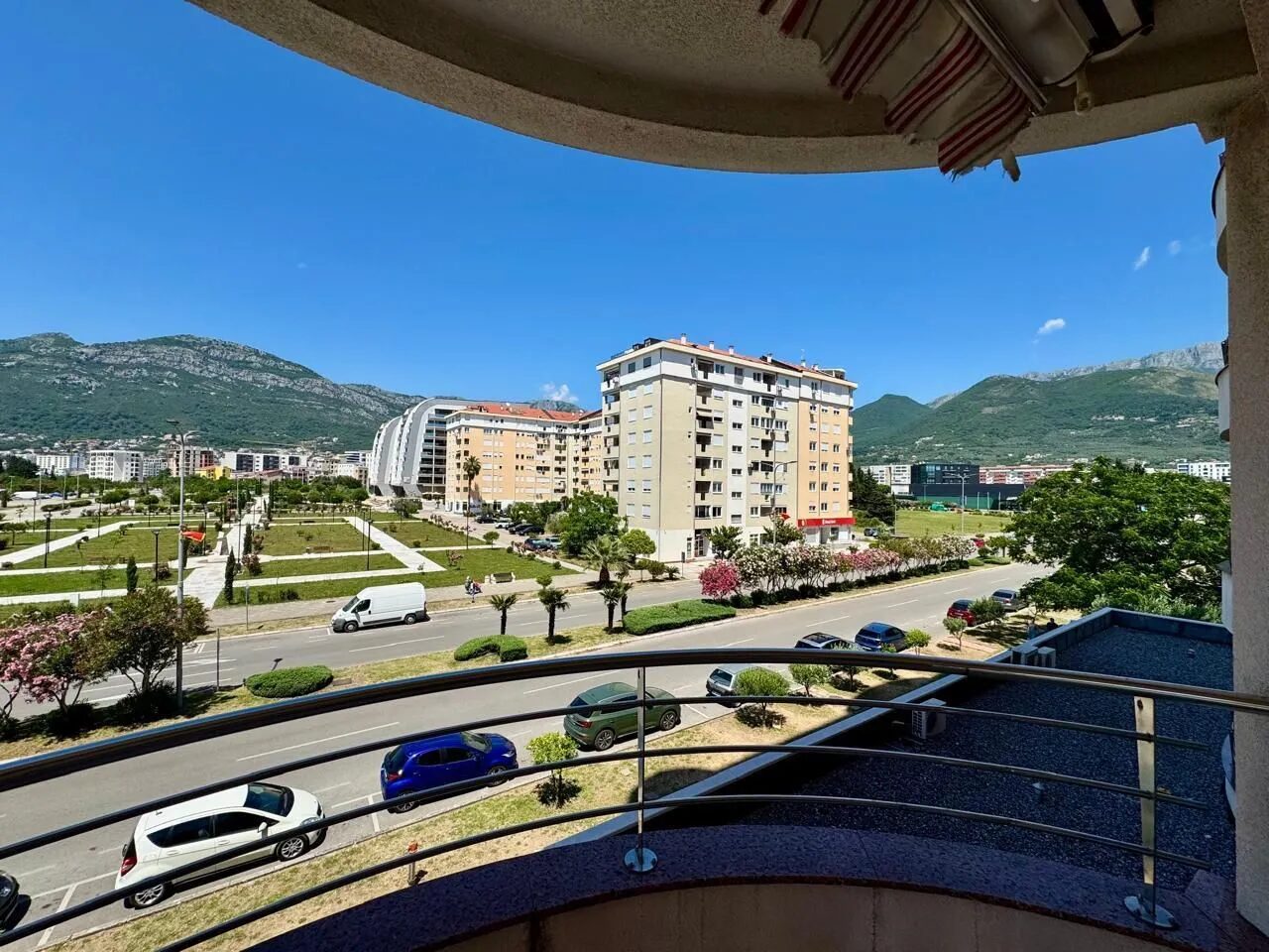Spacious Corner Two-Bedroom Apartment on Bulevar Revolucije – Bar – SunHolidays Montenegro