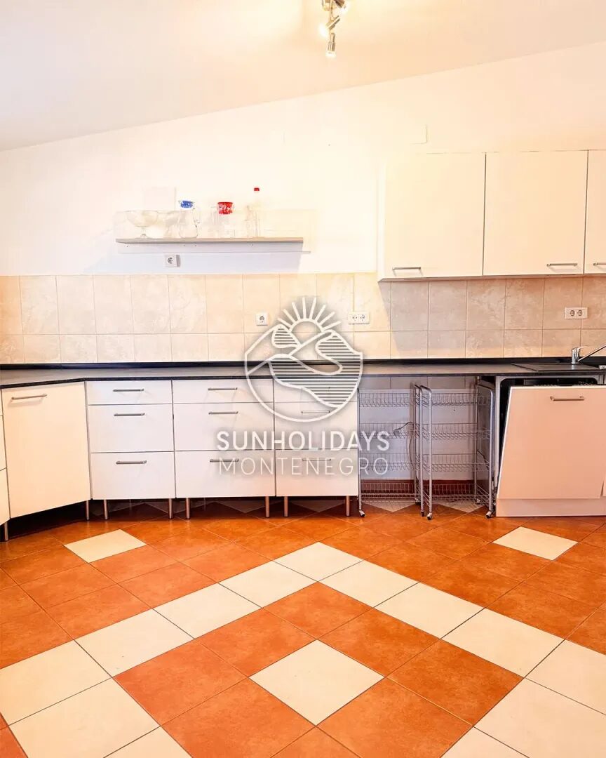 Spacious Three-Bedroom Apartment with Sea View for Rent – Bjelisi, Bar – SunHolidays Montenegro
