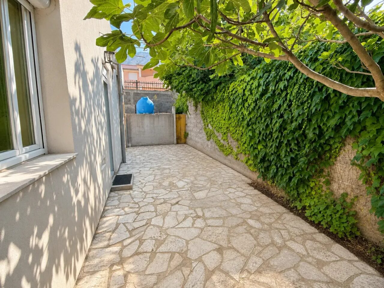 Two-Bedroom Ground-Floor House for Long-Term Rent – Dobra Voda, Bar – SunHolidays Montenegro