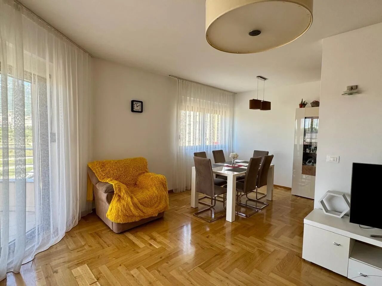 Spacious Corner Two-Bedroom Apartment on Bulevar Revolucije – Bar – SunHolidays Montenegro