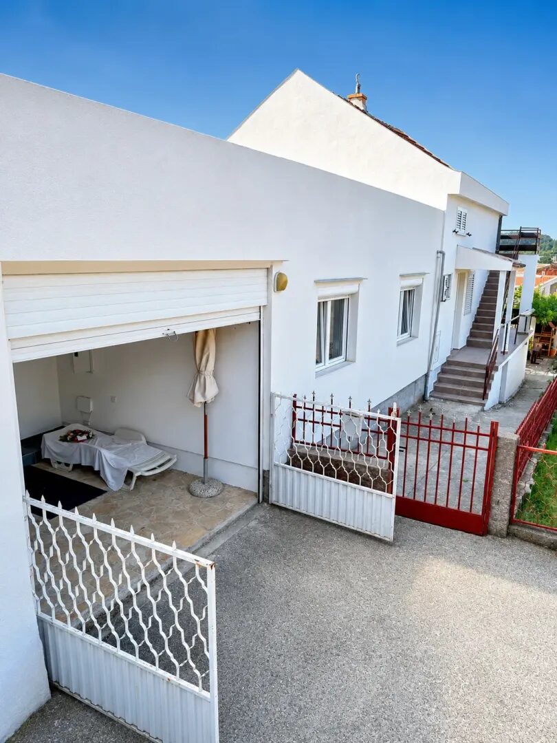 Two-Bedroom Ground-Floor House for Long-Term Rent – Dobra Voda, Bar – SunHolidays Montenegro