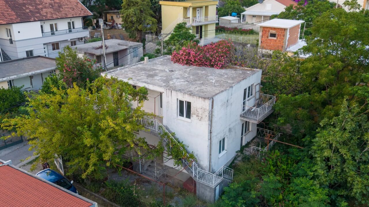 Large Family House with Two Separate Apartments – Sutomore – SunHolidays Montenegro