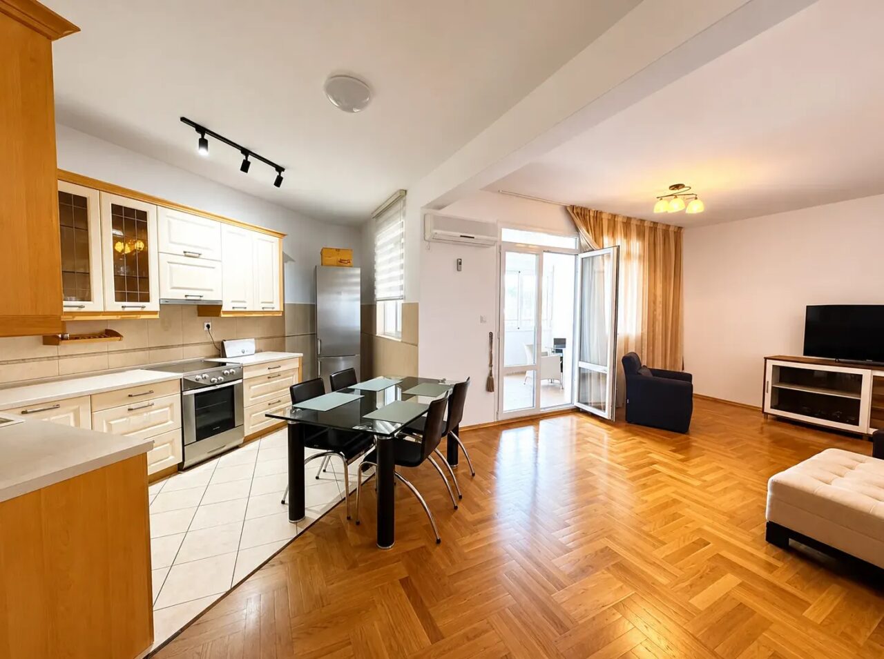 Luxury 85 m² Apartment with Panoramic Sea View, 350 m from the Sea – Bar Centre – SunHolidays Montenegro