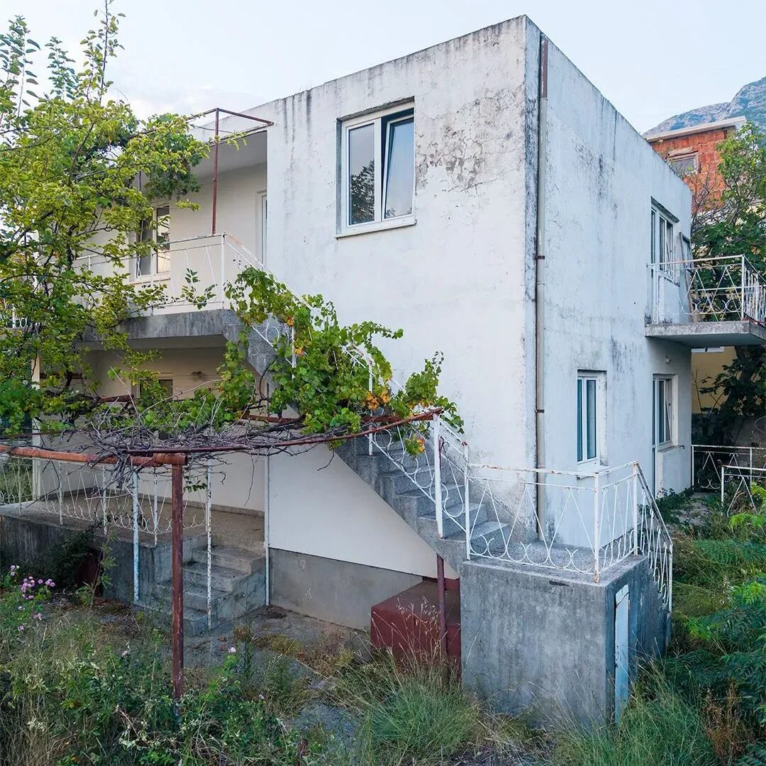 Large Family House with Two Separate Apartments – Sutomore – SunHolidays Montenegro