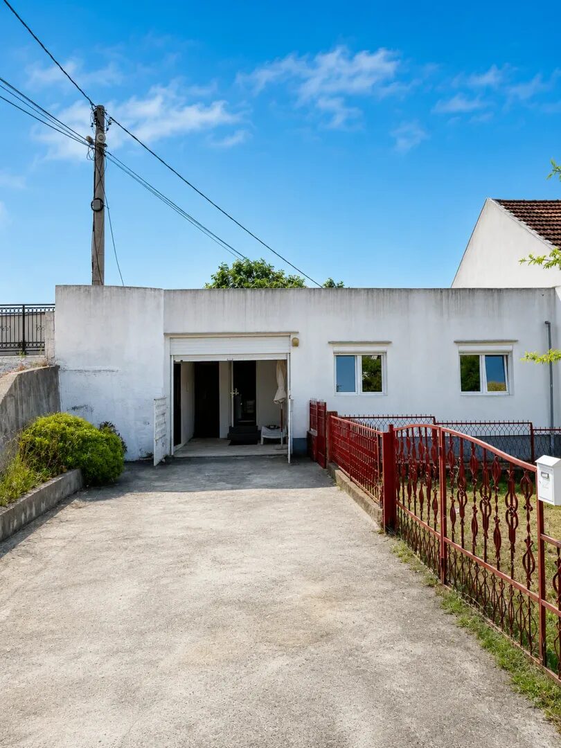 Two-Bedroom Ground-Floor House for Long-Term Rent – Dobra Voda, Bar – SunHolidays Montenegro