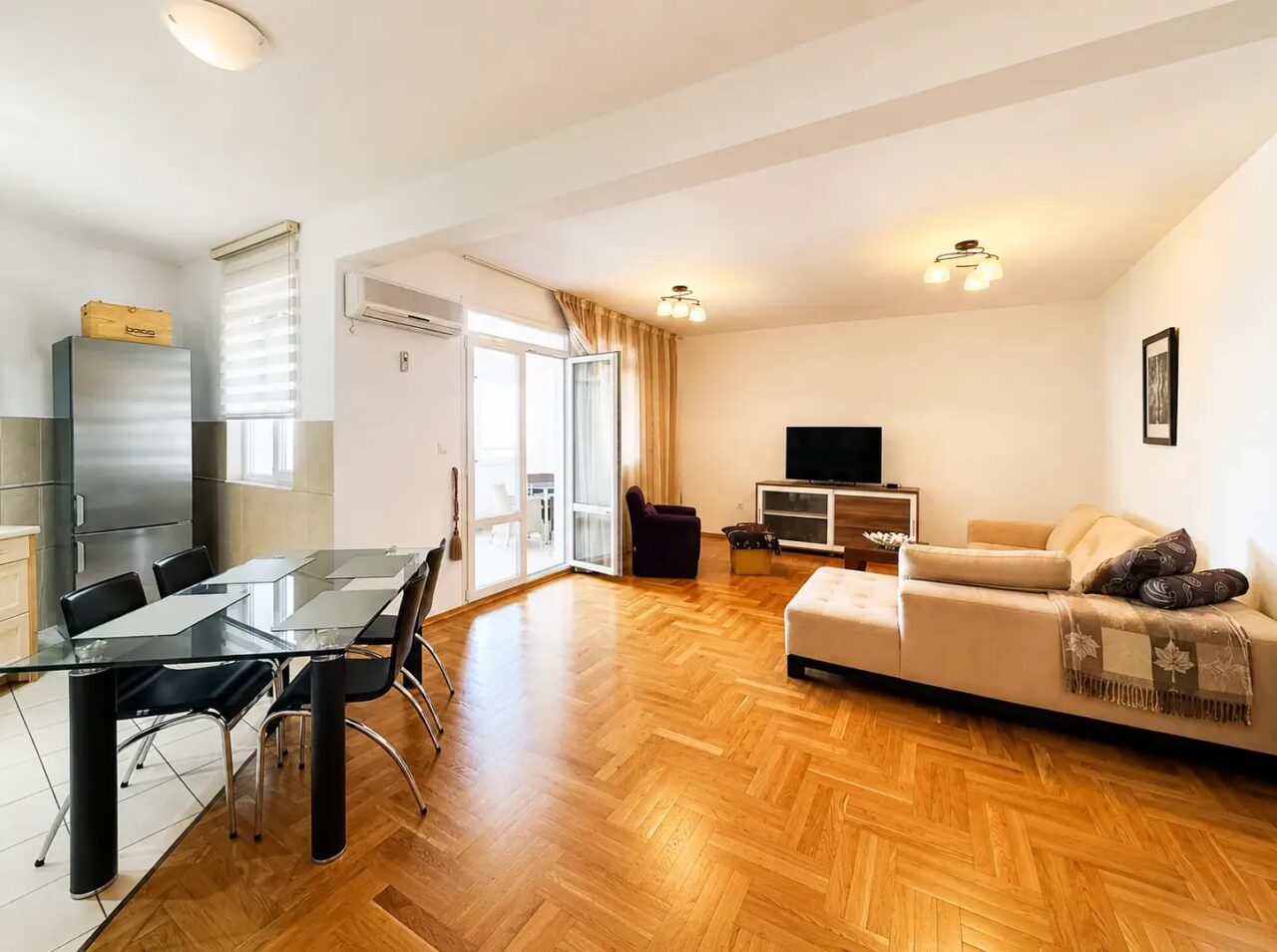 Luxury 85 m² Apartment with Panoramic Sea View, 350 m from the Sea – Bar Centre – SunHolidays Montenegro