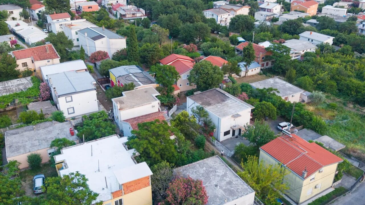 Large Family House with Two Separate Apartments – Sutomore – SunHolidays Montenegro